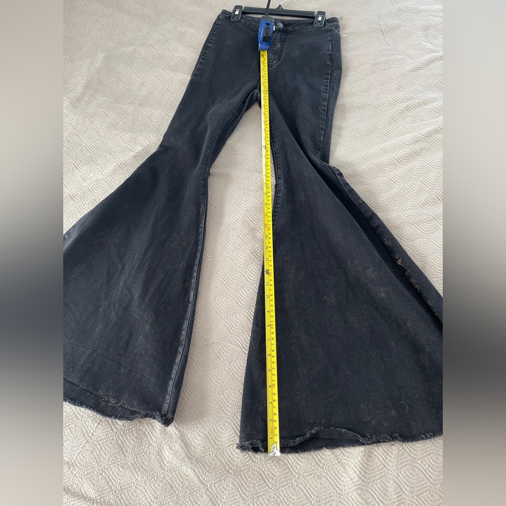 🆕 Free People Black Flared Jeans with faint gold moon and stars print size 25 - Picture 8 of 12